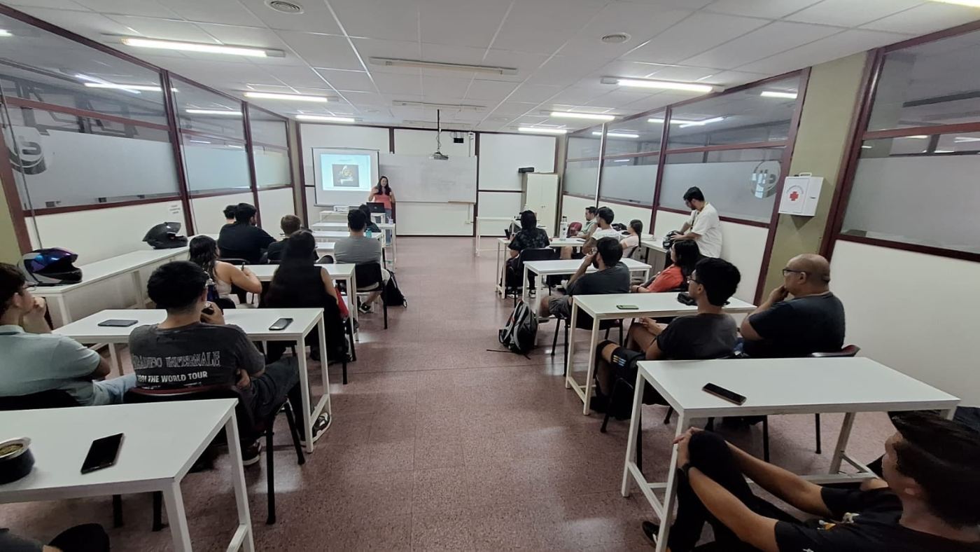 Meetup en un aula llena