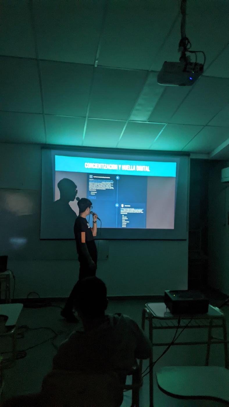 Charla sobre concientización y huella digital, con el proyector encendido