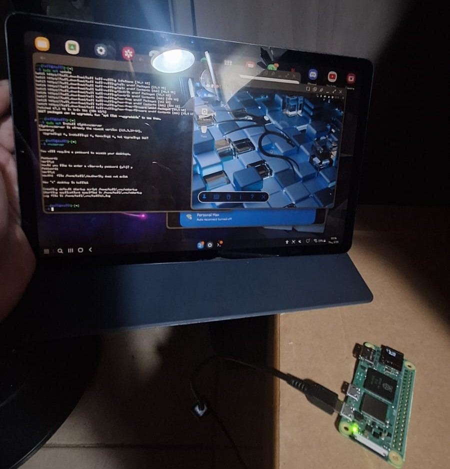 Notebook con una terminal y una placa de desarrollo