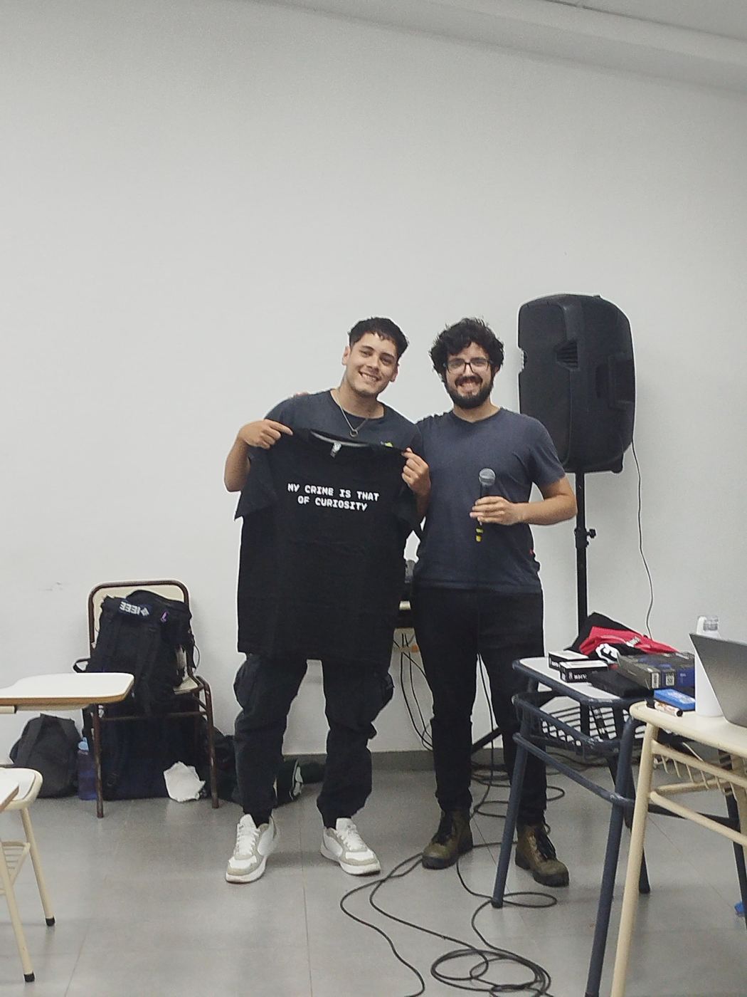 Entrega de una remera a un participante