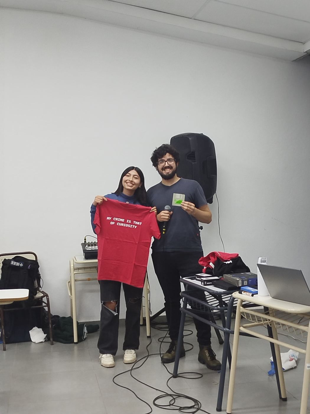 Entrega de una remera de EkoParty